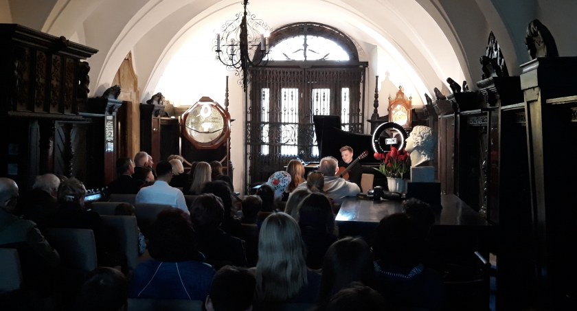„Chwile ulotne” w Nieborowie. Koncert Mateusza Kowalskiego i Wojciecha Świętońskiego (film)