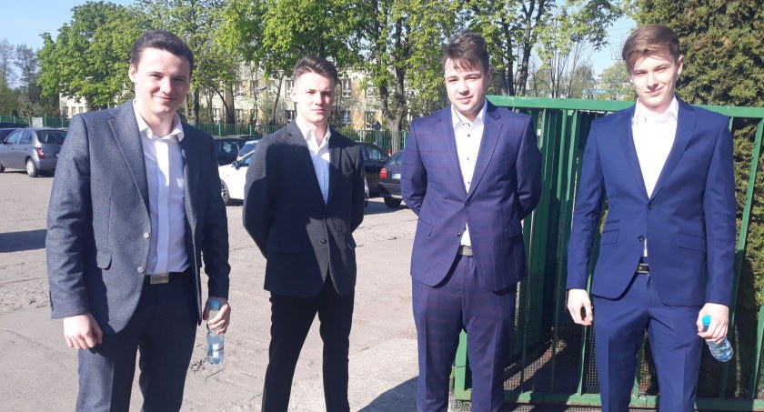 Matura 2022 w Łowiczu. Nastroje maturzystów Ekonomika przed egzaminem z języka polskiego (foto, film)