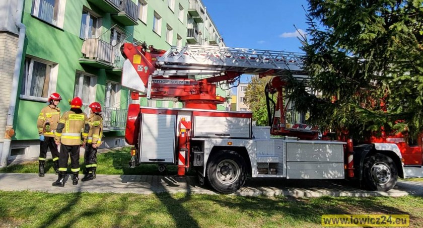 Strażacy wezwani do otwarcia mieszkania na os. Dąbrowskiego! Niestety kobieta nie żyła (foto)