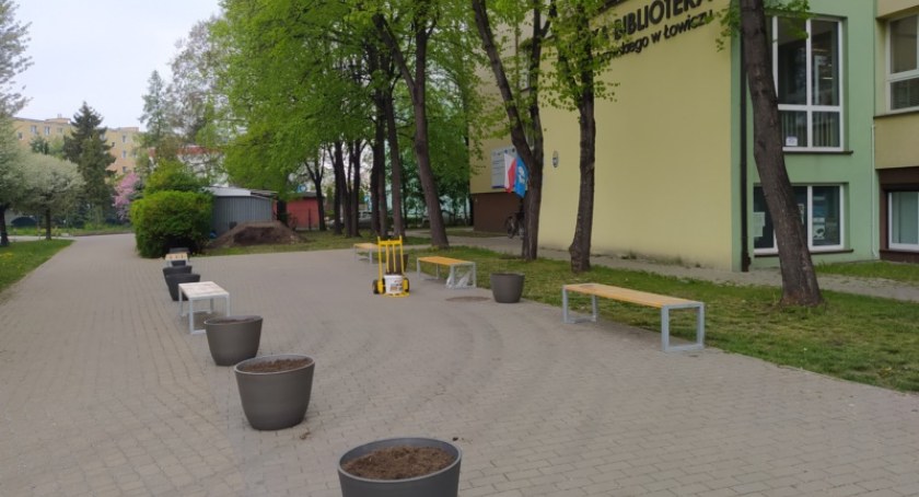 Łowicz. Nie będą już parkować pod budynkiem stowarzyszeń w Al. Sienkiewicza (foto)