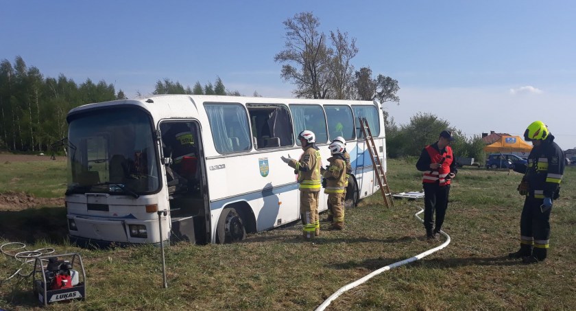 Niespusza Wieś (gmina Chąśno). Wypadek z udziałem autobusu? Spokojnie, to tylko ćwiczenia! (foto, film)