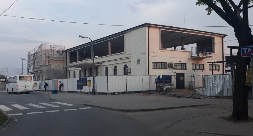 Przebudowa dworca PKP Łowicz Główny. Zdemontowano część dachu (foto, film)