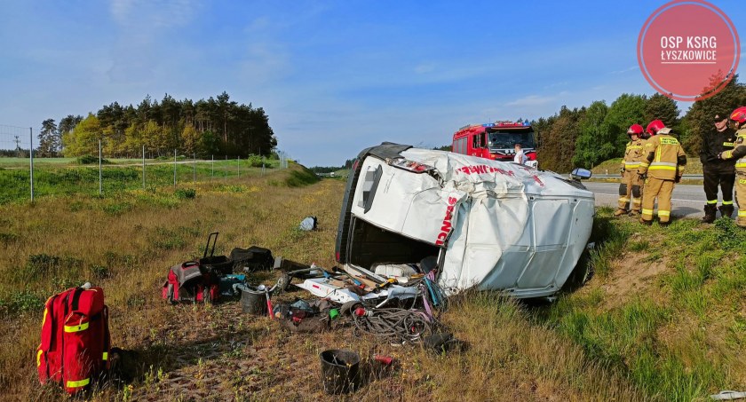 Dachowanie busa na autostradzie A2 pod Łowiczem