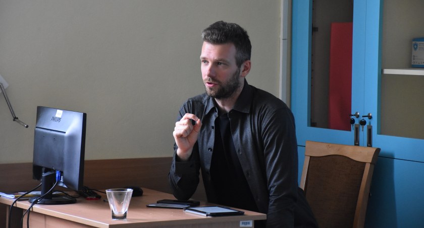 Michał Szymański spotkał się z licealistami z Pijarskiej (foto,film)