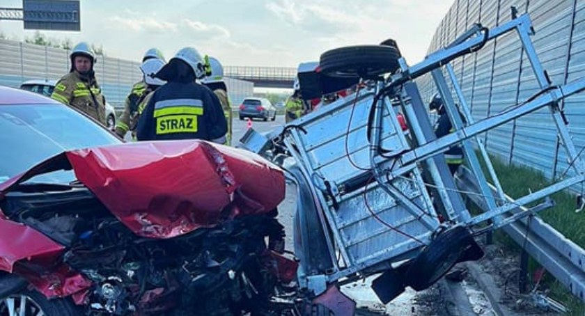 Wrzeczko (gmina Łyszkowice).  Samochód wjechał w auto pracowników autostrady na A2! [AKTUALIZACJA]