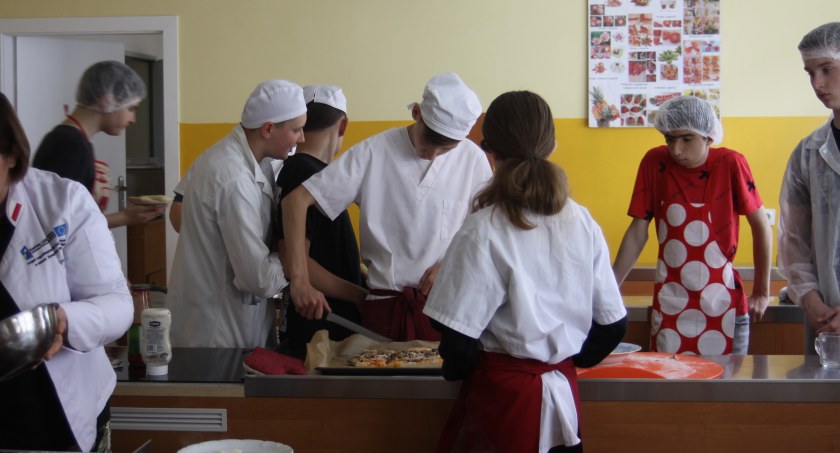 Warsztaty kulinarne dla ósmoklasistów w ZSP nr 3 w Łowiczu (foto, film)