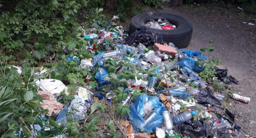 W centrum Łowicza powstało dzikie wysypisko (foto, film)