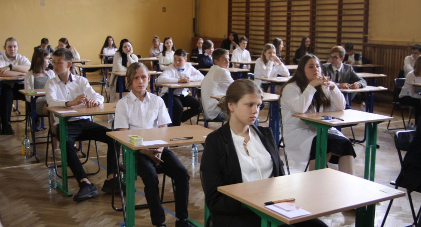 Egzamin ósmoklasisty w SP nr 1 w Łowiczu (foto, film)