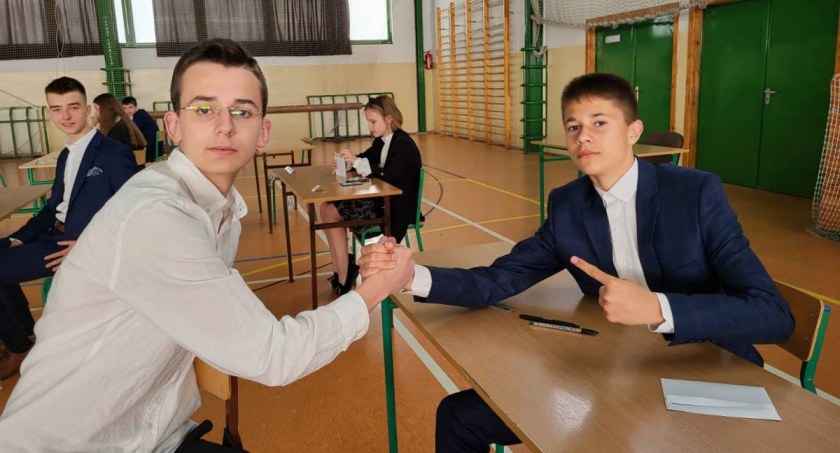Egzamin ósmoklasisty. W łowickiej Dwójce również stawiali na Kamienie na szaniec (foto)