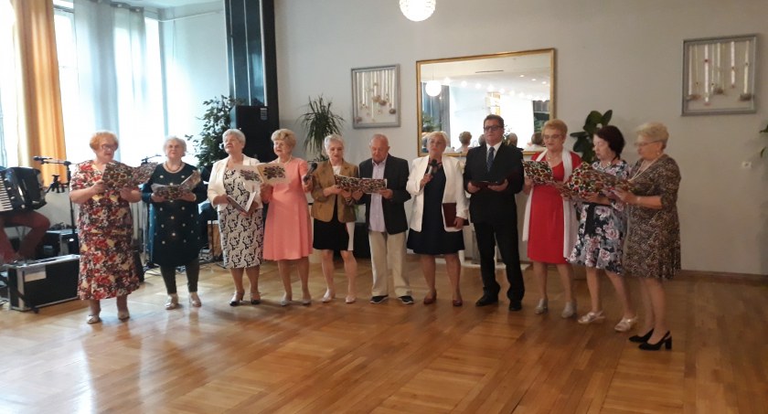 Muzyczne spotkanie seniorów z okazji Dnia Matki (foto, film)