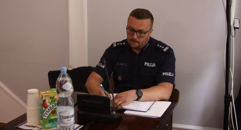 Łowicz. Radny zapytał komendanta policji o policjantów z „suszarką”