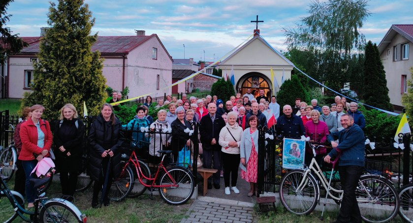 Łowicz. Uroczyste nabożeństwo majowe przy kapliczce Matki Bożej Częstochowskiej (foto)