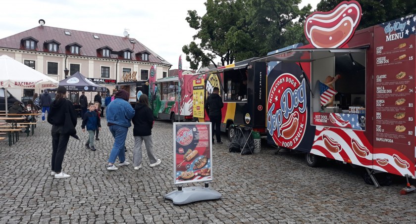 Łowicz. Zlot food trucków na Nowym Rynku (foto, film)