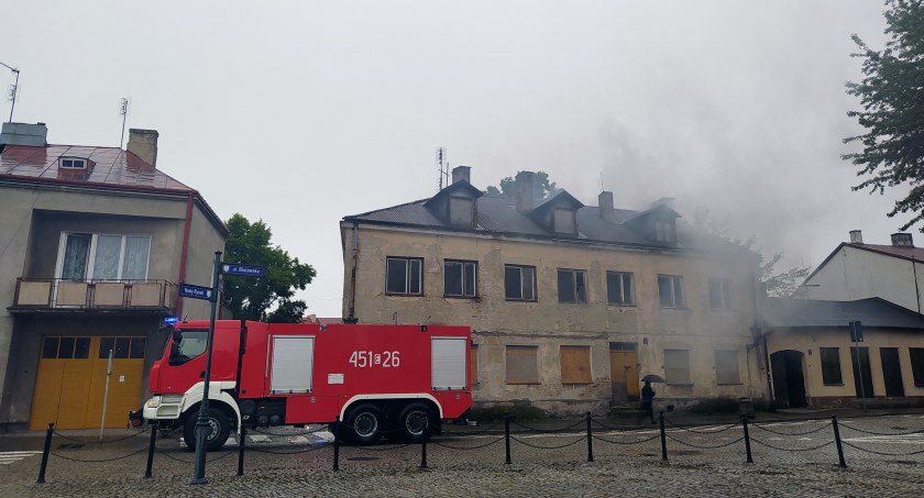 Łowicz. Pożar pustostanu na Nowym Rynku (foto, film)