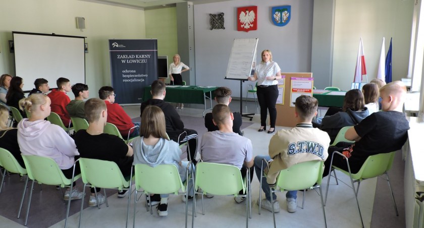 Łowicz. Uczniowie Zespołu Szkół w Zielonce z wizytą w Zakładzie Karnym (foto)