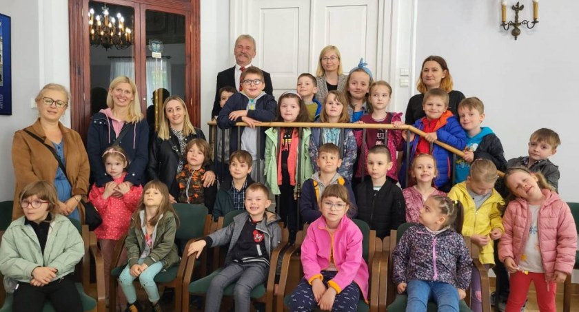 Dzień Dziecka w łowickim ratuszu. Przedszkolaki z wizytą u burmistrza (foto, film)