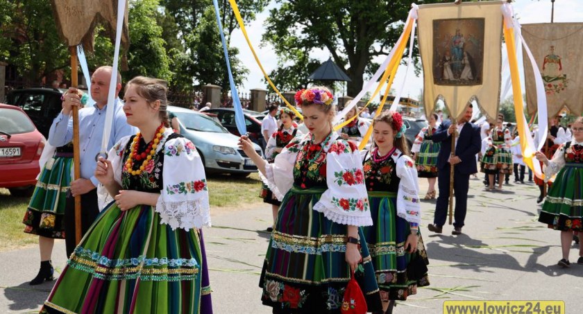Złakowskie Boże Ciało 2022. Koncerty, potańcówka i prezentacja sztuki ludowej w miniskansenie