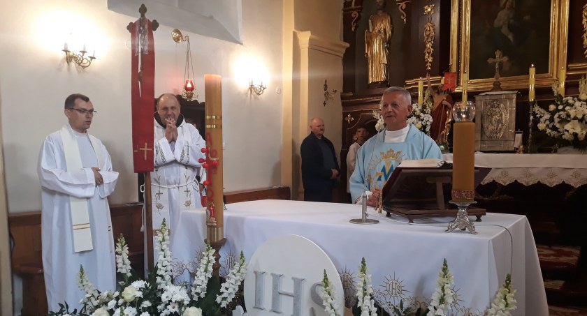 Po ulewnej nocy Łowicka Pielgrzymka wyruszyła w dalszą drogę (foto)