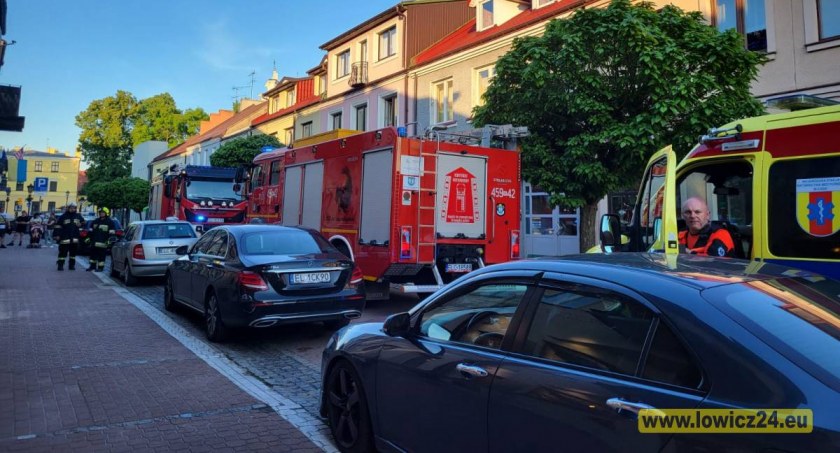 Dym wydobywał się z mieszkania przy ul. Zduńskiej (foto, film)