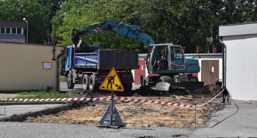 Modernizacja nawierzchni przy garażach na osiedlu Dąbrowskiego (foto)