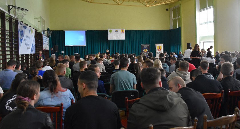 Łowicz. Konferencja „Młody bezpieczny kierowca” w ZSP nr 2 (foto,film)