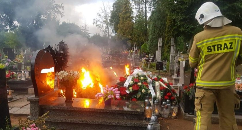 Strażacy wezwani do palącej się wiązanki