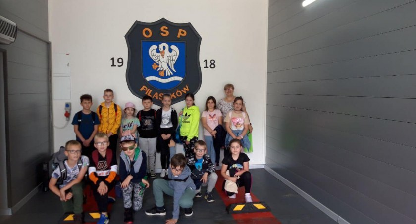Uczniowie SP w Dąbkowicach odwiedzili strażaków z Pilaszkowa (foto)
