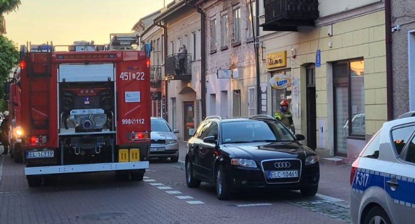 Łowicz. Wybuch baterii w hulajnodze przyczyną pożaru w centrum miasta