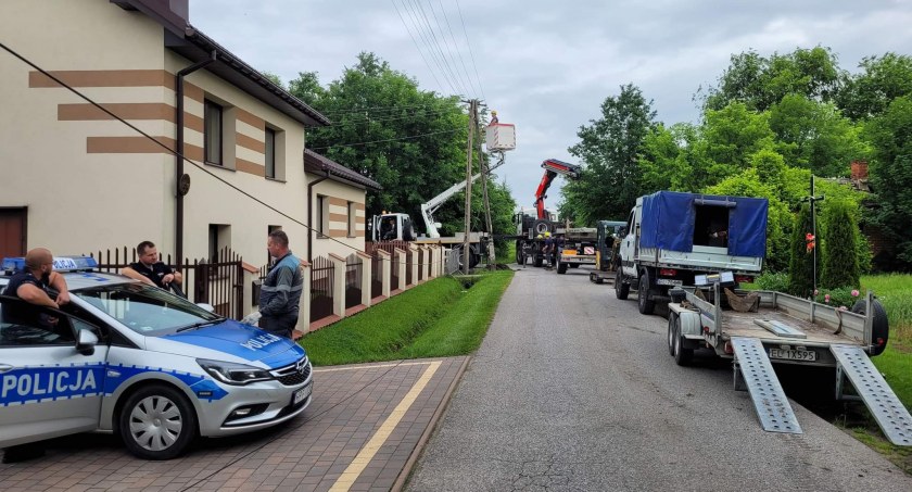 Samochód ciężarowy uderzył w słup energetyczny