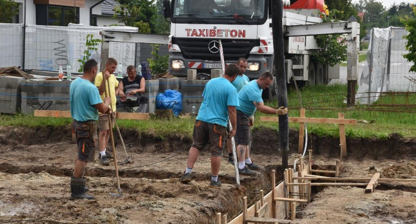 Łowicz. Wylewają fundamenty pod szeregowiec na Bratkowicach