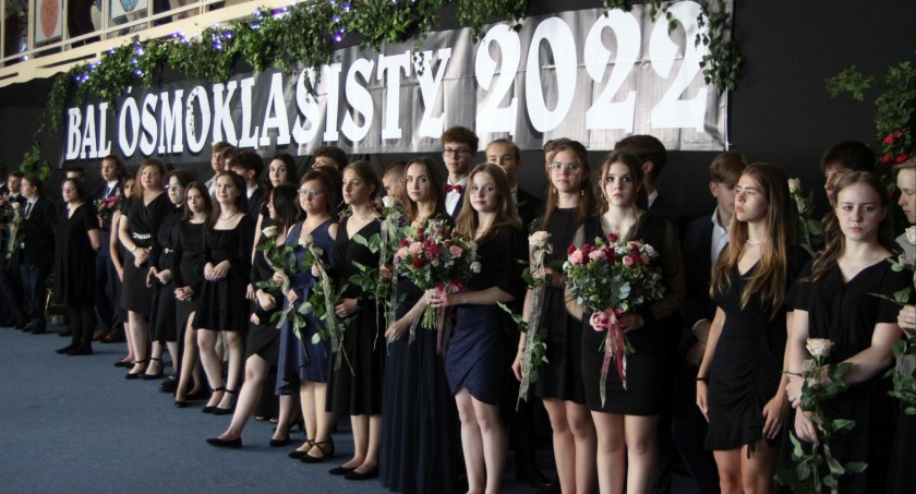 Bal ósmoklasisty w szkole pijarskiej w Łowiczu (foto, film)