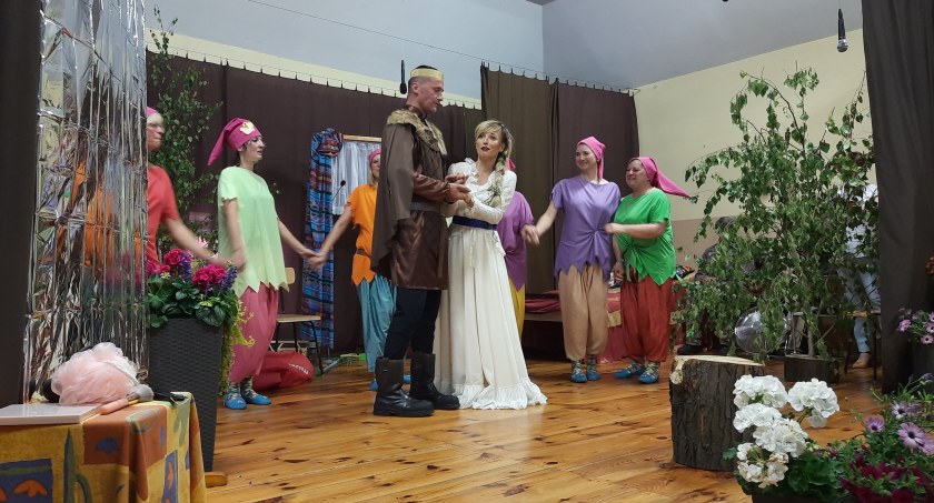 Łowicz. Parafialne koło teatralne zadebiutowało z przedstawieniem „Królewna Śnieżka” (foto, film)