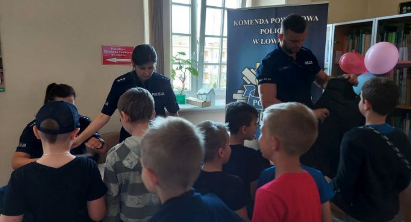 Łowiccy policjanci włączyli się w akcję edukacyjno-czytelniczą (foto)