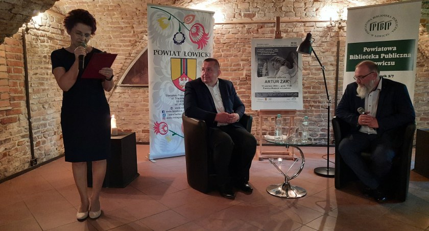 Łowicz. Spotkanie autorskie z Arturem Żakiem, twórcą książki „Miecz św. Michała Archanioła” (foto, film)