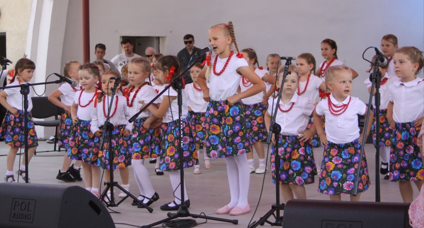 Boże Ciało w Łowiczu. Prezentacje zespołów ludowych w parku Błonie (foto, film)