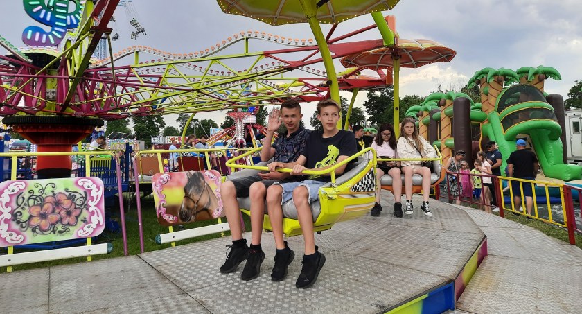 Boże Ciało w Łowiczu. Bobiki i wesołe miasteczko (foto, film)