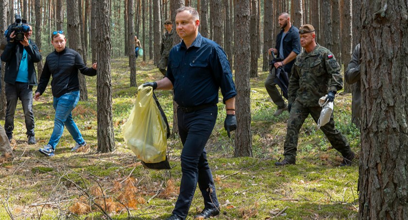 Prezydent Andrzej Duda sprzątał las w Skierniewicach (foto)