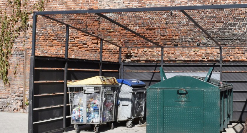 Łowicz. Nowa wiata oraz dodatkowe miejsca parkingowe (foto)
