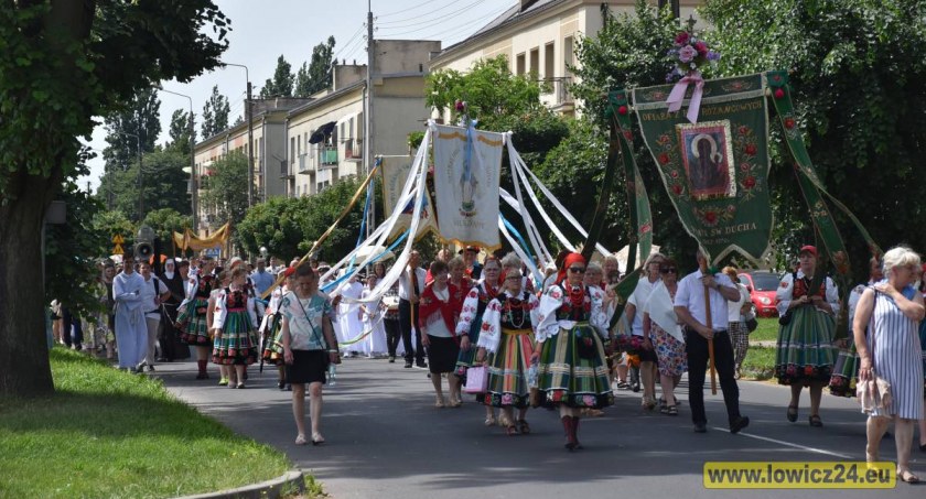 Łowicz. Procesja z najświętszym Sakramentem przeszła ulicami miasta (foto, film)