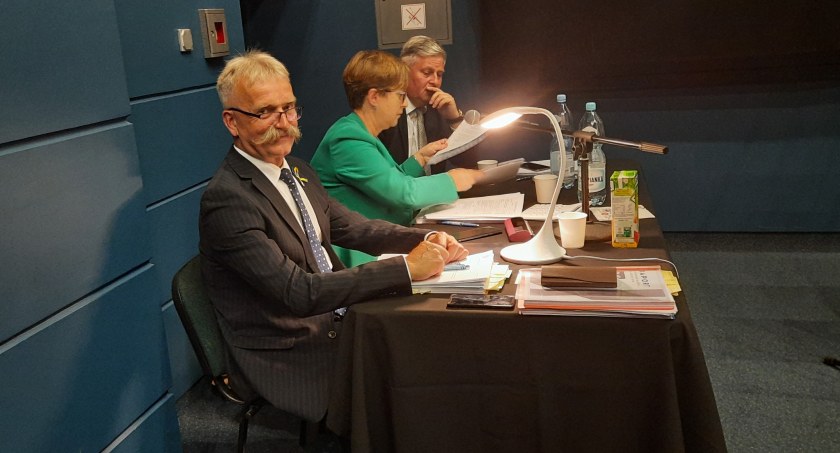 Burmistrz Łowicza z wotum zaufania, ale bez absolutorium. Zawirowania wokół głosowania (foto, film)