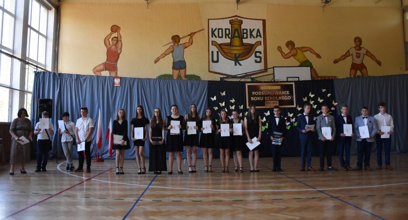 Łowicz. Zakończenie roku oraz pożegnanie pedagoga w SP3 (foto,film)