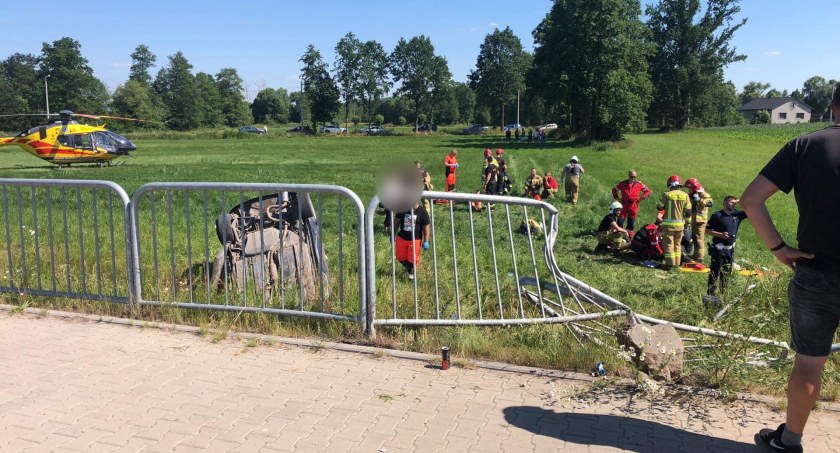 Bielawy. Auto dachowało w rowie, lądował śmigłowiec LPR