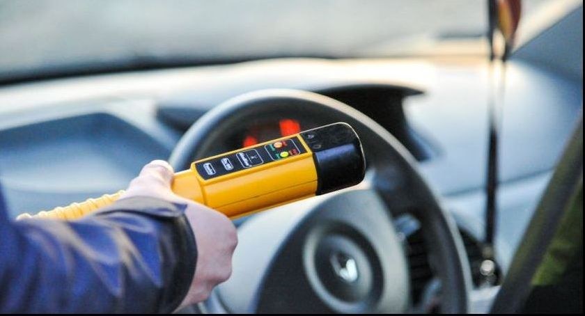 Kierowca Iveco wjechał w słup i samochód osobowy! Był pijany!