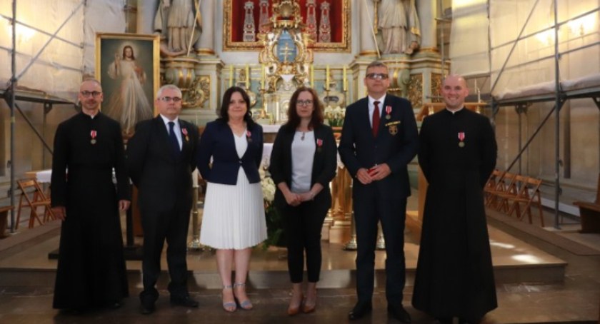 Nauczyciele Pijarskich Szkół Królowej Pokoju odznaczeni medalami KEN