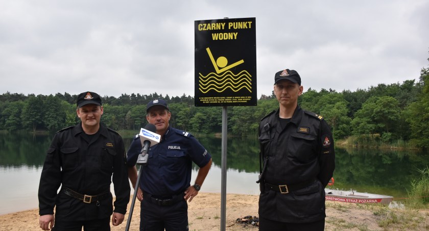 Powiat łowicki. Wspólne patrole policji i strażaków na niestrzeżonych kąpieliskach (foto,film)