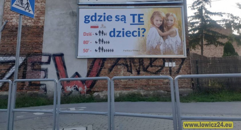 Gdzie są TE dzieci? Pyta fundacja z Kornic w nowej kampanii reklamowej