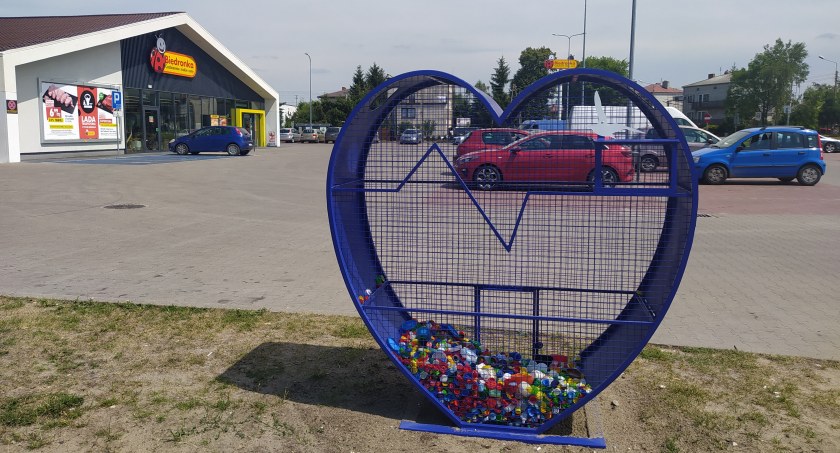 Łowicz. Serduchowy pojemnik na nakrętki stanął na Górkach (foto)
