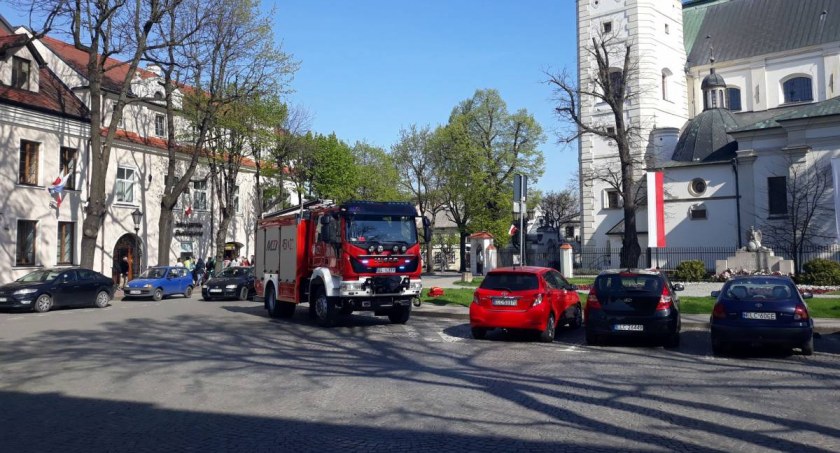 Łowicz. Niezidentyfikowany pakunek w centrum miasta postawił służby na nogi