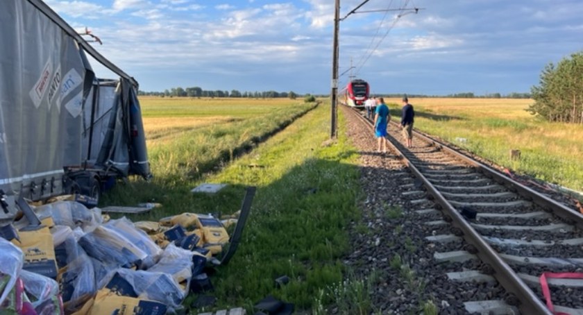 Gmina Łyszkowice. Utrudnienia po zderzeniu TIRa z pociągiem (foto){AKTUALIZACJA]