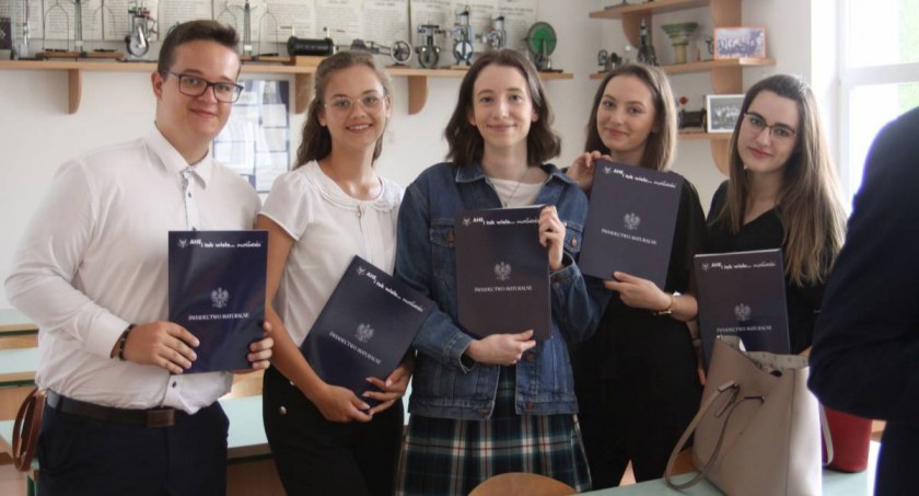 Matura 2022. Jak prezentuje się zdawalność w szkołach powiatu łowickiego?